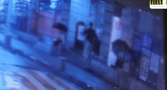 지난 4일 마포구의 한 상가건물 여자 화장실에서 불법 촬영을 하던 20대 남성이 도망치고 있다.   [TV조선 갈무리]